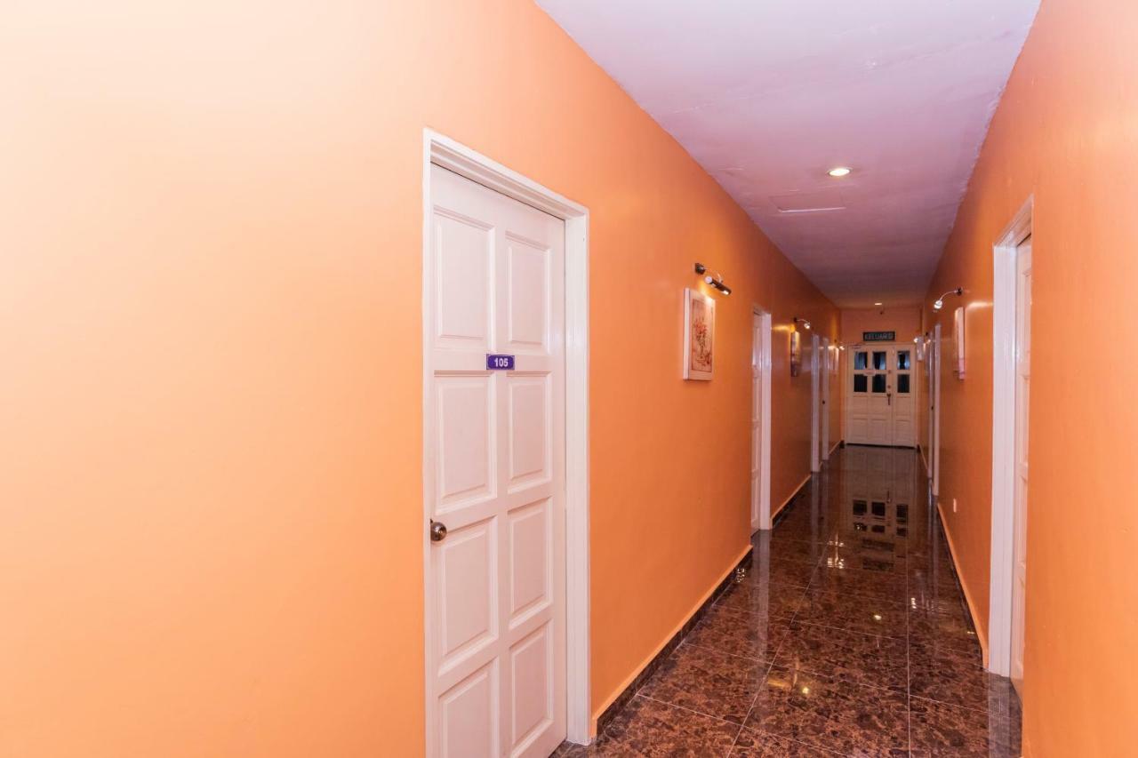 Oyo 1228 R & R Motel Johor Bahru Luaran gambar
